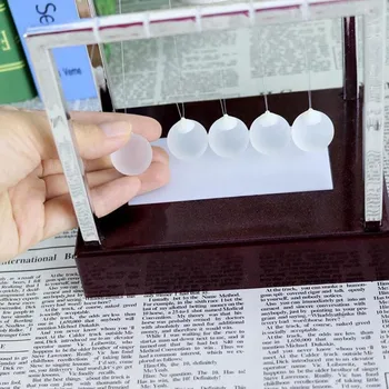 1pc Spalvinga Šviesos Newton Švytuoklės Kamuolys Darbastalio Apdaila perpetuum Modelis Kinetinės Energijos Home Office Mokslo Žaislai
