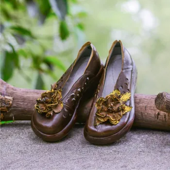 VALLU Rankų darbo odos moteriški batai pavasario ir vasaros naujų gėlės etninės pleišto kulno storio apačioje patogus tuščiaviduriai skylę batai